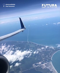 35K views · 972 reactions | [⚛️] Une fusée Atlas V version 421 a décollé Mardi dernier depuis Cap Canaveral en Floride. Cette version pas commune de la "allmighty" Atlas V nous a proposé un magnifique lancement qu'un internaute a pu admirer... depuis le hublot de son avion ! 朗 On distingue clairement l'épaisse trainée nuageuse laissée derrière la fusée, caractéristique des propulseurs à poudre.  | Futura explore l'espace | Facebook