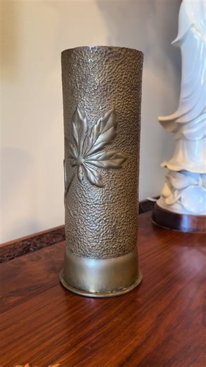 Have you ever heard of trench art? During WWI, soldiers took spent artillery shells and turned them into vases, cups, keepsakes, reshaping something made for destruction into something meant for a home. This one was stamped MAR 1917 and marked AWDr (Artillerie Werkstatt Dresden). Over 100 years later… it’s still here. Just in a very different form. #trenchart #wwi #militaria #antique #historytok