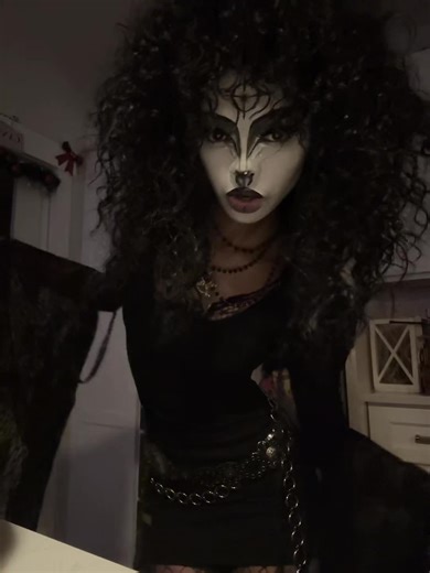 i love my claws :3 🦇🥸#06#goth#wlw#moots?#fitcheck