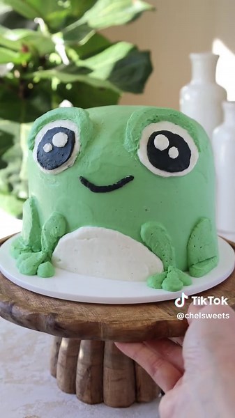 Delicious Frog Smash Cake Recipe for Spring Celebrations