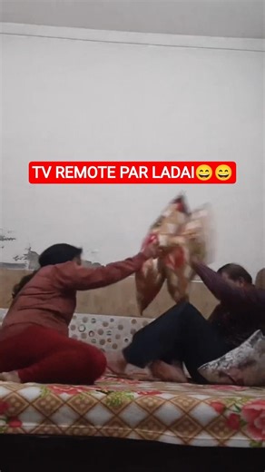 📺😂 TV Ke Remote Ke Upar Ladai | Ghar Ka Asli Mahabharat! 😅 #TVRemoteFight #funny #comedy #familyfun