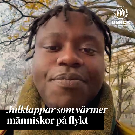 Just nu: Alla gåvor dubblas! Vår ambassadör Tussaint "Tusse" Chiza, tipsar om årets julklapp som räddar liv! ❤️ I många av världens flyktingläger blir det minusgrader på vintern, och isande stormvindar drar fram. Din julklapp kan ge värme, mat och trygghet till familjer som kämpar för att överleva vintern. När du köper en julklapp i vår gåvoshop får du samtidigt ett fint gåvokort att ge bort. Exempel på julklappar: ◉ Vinterkläder för 230 kr. ◉ Matpaket för 98 kr. ◉ Nödpaket för 395 kr. ◉ Vinterh