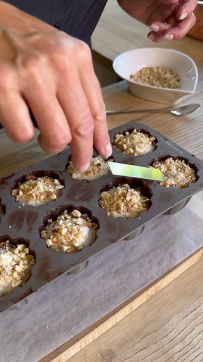 ✨ Kom med til flødebolle kursus ✨ Vi skal lave lækre flødeboller, hvor du lærer at mestre teknikkerne til det perfekte skum med den rette konsistens og temperatur 😍🙌🏼. Vi skal både lave nogle i forme og nogle, der står frit. Kurset giver dig mulighed for at lære at lave flødeboller helt fra bunden 😊 Jeg viser, hvordan chokoladen tempereres, hvorefter vi alle arbejder sammen om det 🍫. Grib en du holder af, og kom med for en hyggelig aften ❤️. Til sidst pakker vi dine flotte flødeboller i en 