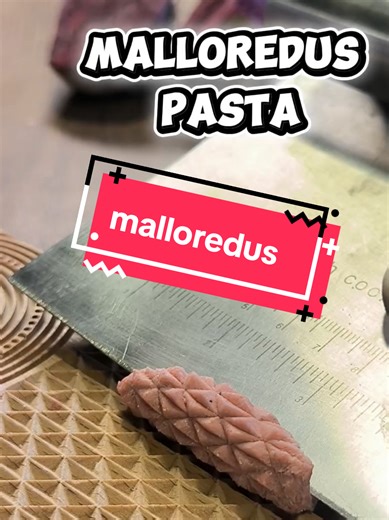 #pasta #handmade #beetroot #fyp #satisfyingvideos 🫜 Νηστίσιμα ζυμαρικά από παντζάρι . 🍝Malloredus Pasta 📝Υλικά: 350 gr πουρέ παντζάρι 600 gr σιμιγδάλι ψιλό . 🔥 Ανακατεύουμε τον πουρέ παντζάρι με το σιμιγδάλι και ζυμώνουμε για 5'. Πλάθουμε σε μπαστουνάκια και κόβουμε σε λωρίδες 2×2 cm. Περνάμε με μια σπάτουλα πάνω από το pasta board . 👉Τα malloredus, είναι γνωστά ως Σαρδηνιακό νιόκι, είναι είδος ζυμαρικών χαρακτηριστικό της κουζίνας της Σαρδηνίας. Έχουν τη μορφή μακρών ριγέ ζυμαρικών περίπου