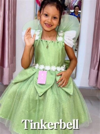 ¿Tu pequeña es fan de Tinker Bell? 💚🧚 Haz que viva la magia de su personaje favorito con este hermoso vestido inspirado en la traviesa y encantadora hada ✨ Perfecto para cumpleaños, fiestas temáticas, sesiones de fotos o simplemente para esos días en los que quiere sentirse parte de un cuento de hadas 🧚💖 Además, en Waruna también encontrarás los accesorios ideales para completar su transformación y que luzca como una verdadera princesa 👑 Disponible en varias tallas 🫶🏻💚 Escríbenos al 51 9