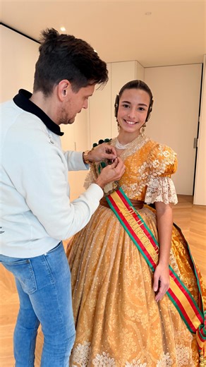 Jorge Fabuel on Instagram: "💛El LACITOS de Trini paso a paso💛 • Para este damasco de seda supimos que queríamos una confección tradicional, con falda de pañal, complementos originales del@S. XIX y esa imagen que transmiten tan a menudo los pintores costumbristas de la época y el resultado nos encanta. • #indumentaria #indumentariavalenciana #silk #costura #couture"