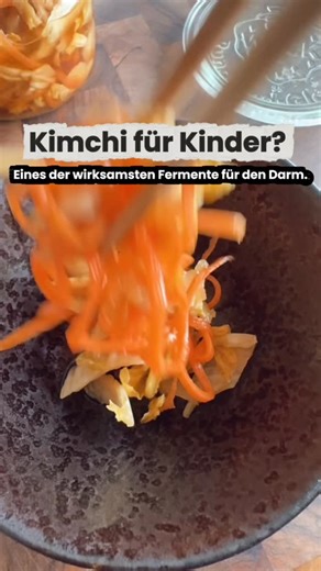 Maren | Kindergesundheit & kreative Rezepte on Instagram: "Ich starte heute eine Reihe: ✨7 Tage - 7 einfache Fermente für Kinder & Anfänger.✨ Kimchi für Kinder? Ja – und genau deshalb. Kimchi ist kein scharfes Trendessen, sondern fermentierter Kohl. Und eines der wirksamsten Fermente für den Darm. Studien zeigen: • stärkt die Darmflora (u. a. Lactobacillus & Bifidobakterien) • unterstützt die Darmbarriere • kann entzündliche Prozesse im Darm senken • wirkt positiv auf Blutzucker & Stoffwechsel �