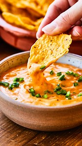 Nachos con queso pour une soirée mollo mollo ! La recette est dans mon livre Fast-food Santé… et vous allez voir, c’est vraiment facile à préparer 🧀💃 Genevieve xx #nachos #NachosConQueso #nachocheesesauce #nachoslover | Geneviève O'Gleman
