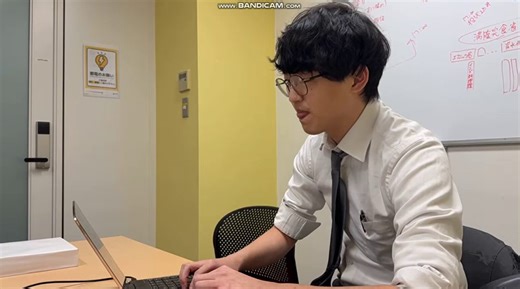 経産省出身者らによる、官僚時代の1日再現がおもしろかった。真面目とバラエティのバランスのとり方がうますぎる。添付動画は、官僚が政治家の祝辞などの下書きを書いて局長がレビューするみたいな、よくある霞が関タスクをラブレターで再現してみた一幕。素案の段階で「あれ？結構いいんじゃない？」と思えたのですが、局長役から「ここ削除」「これ要らない」ってバッサバッサとレビューが入ってしまう。「え、そんなにやって大丈夫？情緒的なラブレターが損なわれるのでは？」と思いきや、むしろもっと良くなってるっていうアハ体験ができます。官僚すごい（小並感）