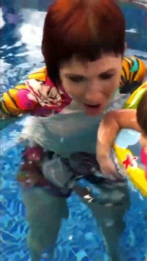 Mama, Barbie und der Rettungsschwimmer: Pool-Spaß pur! #funny #elternundkinder