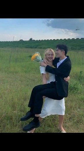 Sam LC on Instagram: "A beautiful couple celebrating their wedding with the wife carrying her husband in her arms. ❤💍👫. #wedding #marriage #weddingphotography #weddingdress #strongwomen #strength #strengthofawoman #liftandcarry #liftcarry #shesostrong #shelifts #sheliftsbro #strongwomenrock #shesostrong #lifthimup #womenempowerment #strongymwomen #husband #wife #strongwife #carryinghusband #carryingoverthethreshold #carryinghim #inherarms #bride #groom #beautifulbride #strongbride #brideandgro