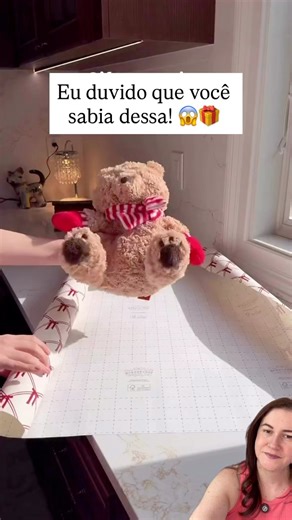 Eu duvido que você sabia dessa 😱🎁 Depois desse jeito, eu nunca mais tive problema pra embalar presentes grandes. O truque é simples e funciona muito bem. É só dobrar o papel como se fosse um envelope, colar direitinho e caprichar na parte de baixo. Essa dobra facilita até na hora de guardar e deixa tudo mais organizado. Depois, com calma, você vai finalizando, dobrando como se fosse uma sanfona. O resultado fica incrível: presente bem embalado, bonito e com acabamento que chama atenção ✨ Faz a