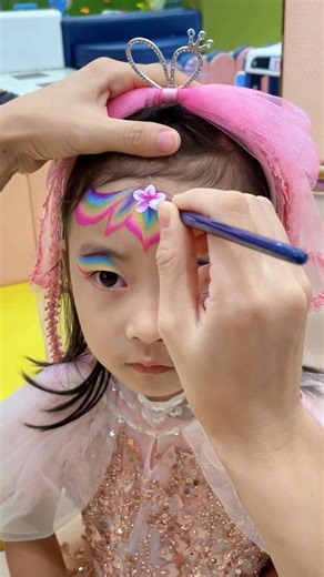 A touch of purple magic — like a dream blooming in the night sky 🌙✨ This “Princess Zixuan” face painting blends elegance and fantasy into one royal look 💫 No art background needed! With just a few steps, you can create this graceful princess design 💅 Perfect for parties, festivals, or creative face painting gigs 💰 Want to learn this dreamy princess look? Comment “Teach me” and I’ll guide you step by step 💜 #FacePainting #PrincessZixuan #BodyArt #LearnAndEarn #Ankabella | Anka Bella