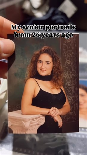 Stacee de la Bastide on Instagram: "POV: you find your senior photos from 26 years ago and immediately regret everything. 😬📸 Why were we all standing next to the same Roman column?? Why was the pose so stiff?? Why did nobody stop us?? That yearbook studio is probably still wheeling out that column to this day. And honestly… thoughts and prayers. The good news? Senior photos have had the GLOW-UP of the century. Now they’re about personality, style, movement, confidence — and actually looking li