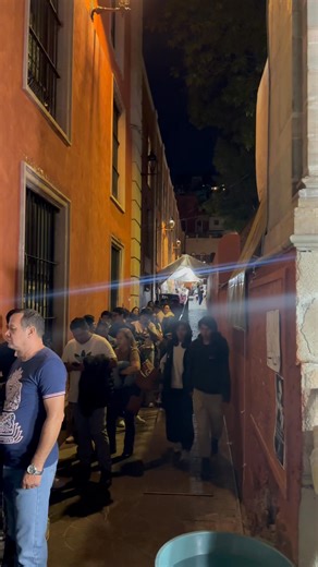 ✨JULIETA ABARROTA LA ALHÓNDIGA La fila para ingresar al concierto gratuito de Julieta Venegas con la OSUG en el Cervantino tuvo tanta afluencia que la fila llegó hasta el Jardín Reforma, hace años que un artista no lo conseguía, parece que el Cervantino está de vuelta 👏 🙌 ¿Qué te pareció el concierto? | Cosas GTO