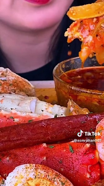 Giant King Crab Leg DIPPED in Seafood Sauce #shorts#food#asmr#eating sound#viral #satisfying videos#mukbang#foryou#sound #capcut viral
