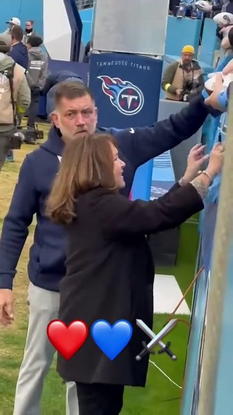 #Titans owner Amy Adams Strunk showing fans some love before the game. ️ #tennesseetitans