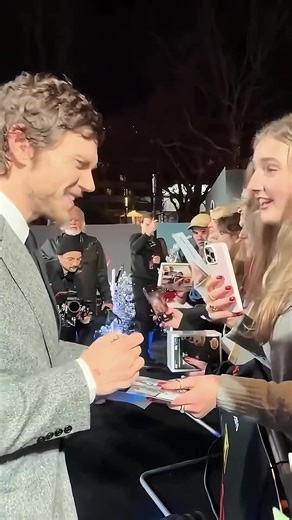 🚨NEW Evan Peters meets fans in London (January 16, 2026) 🫠 #evanpeters #americanhorrorstory #evanpetersfan #quicksilver #thebeauty