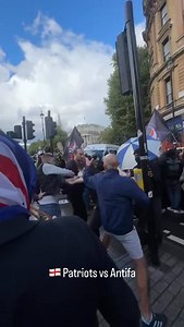 🏴󠁧󠁢󠁥󠁮󠁧󠁿 Patriots vs Antifa #standyourground #riots #acab #football #hooligans #footballfight | Hooligans Video's