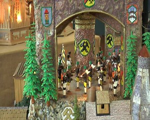 Diese Pyramide ist etwas ganz Besonderes. Auf den ersten Blick sieht man ihr das gar nicht an. Ihr Geheimnis verbirgt sich im Inneren. Die große Bergwerkspyramide wurde nicht wie üblich aus Holz gefertigt. | ERZTV