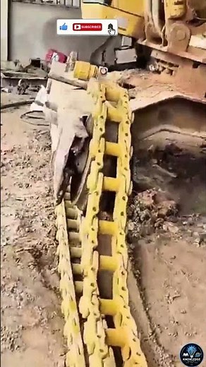 How Do They Put JCB Tracks Back On? 😳 #Mechanic #Shorts