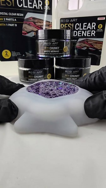 Creating Stunning Resin Art with Glitter and Molds