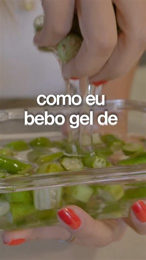 Dra Fernanda Montoril | 🌿 Pele na Cozinha — Edição Neuroestética 💧 Episódio 1 — Oakra Water: o gel que a pele ama A água de quiabo pode até parecer viscosa, mas... | Instagram