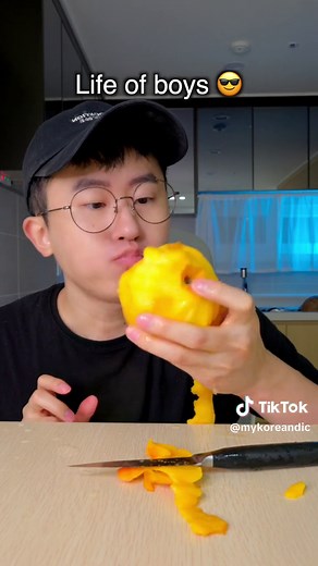 How boys eat food