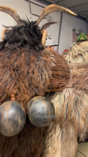 🎅❄️ **Adventzauber am Hochkönig!**Auch heuer kommt der Nikolaus mit seinen Krampussen zu uns nach Dienten – **von Haus zu Haus**. > 👉 Die Hausbesuche finden am **04., 05. und 06. Dezember 2025**, jeweils ab **17:00 Uhr**, statt. > 🏡 Der Nikolaus besucht **alle Häuser entlang der jeweiligen Routen**: > • **04.12.** Unterstöckl → Feroli > • **05.12.** Hinterdienten, Bründl, … > • **06.12.** Dorf Dienten mit Krampusrempeln vor der Krampusbar > 🎄 Wir freuen uns auf eine stimmungsvolle Adventzeit