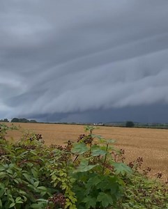 Supercell thunderstorm over UK. This huge shelf cloud was seen in Warrington. | Extreme Weather