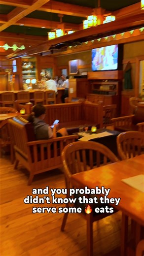 This spot doesn’t get the love it deserves… but if you KNOW, you know. 👀✨ We’re talking about Crew’s Cup Lounge over at Disney’s Yacht Club Resort — and if you follow us here at DFB, you already know we won’t stop shouting from the rooftops about how underrated this place is. 💁‍♀️🔥 Tucked right next to Yachtsman Steakhouse, this cozy little lounge serves up some of the same incredible dishes as its signature-dining neighbor — including that legendary bread with a whole head of roasted garlic 