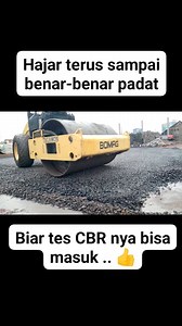 Proses pemadatan badan jalan menggunakan vibro roller #vibroroller #alatberat #proyekjalan #vidioalatberat #fyp #pemadatanjalan @penggemar berat | Vidio Alat Berat