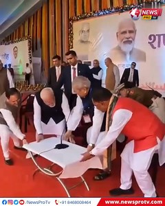 Prime Minister #Narendra Modi helped in moving a table on the stage during the swearing-in ceremony in Raipur, #Chhattisgarh earlier this evening. | Newsprotv