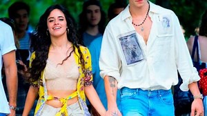 VIDEO | El apasionado beso que confirma la relación de Camila Cabello y Shawn Mendes