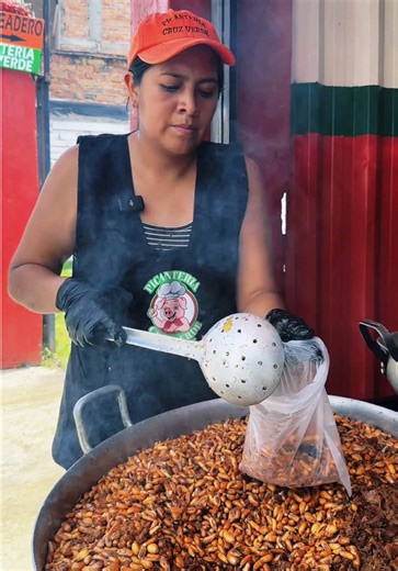 No compres $1 de maíz tostado… si no te lo dan así de lleno 😮‍🔥🌽 Que pese, que cruja y que valga la moneda. #MaízTostado #UnDólarBienGastado #ComidaCallejera #PorciónQueImpacta #SeVendeSolo