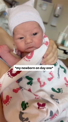 Still amazed at this! 😳 did your baby lift there head up early?? My first three didn’t do this! #newborn #momlife #cutebaby #babyreels #fblifestyle | The Hawkins Nest