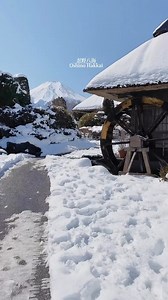 Crystal-blue waters cutting through the snow at Oshino Hakkai ❄️💙 Live just 20 minutes away: https://bit.ly/4qneoSU 🎥 IG User @yuya_photo_0240 | ビレッジハウス / Village House
