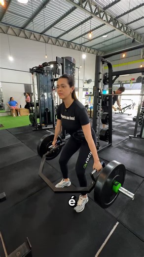 Focus Centro de Treinamento on Instagram: "Confira a dica da nossa personal @verezeppelini sobre o levantamento terra 💪 Um exercício poderoso para fortalecer glúteos, posteriores e core, quando feito com a técnica correta, os resultados aparecem e o risco de lesão diminui. Aqui na Focus, você treina com acompanhamento de perto, atenção à execução e foco em evolução de verdade."