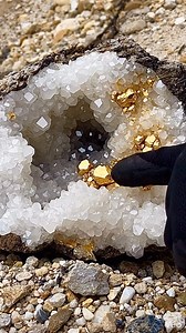Splitting the chunk, it turned out that the contents were gold mixed crystals #contentcreator #gold #crystals #mixed #splitting | Jonnaidi Jhon Diamond