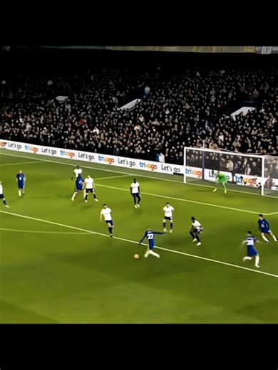 Perfect Curve Goal Defeats Goalkeeper and Defense