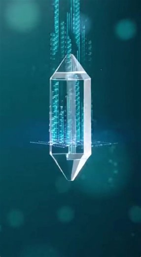 Científicos diseñaron un cristal de almacenamiento 5D, conocido como “Cristal de la Eternidad”, capaz de guardar hasta 360 terabytes de información con una estabilidad teórica de miles de millones de años, incluso bajo condiciones extremas. Detalles importantes: • Almacena datos en cinco dimensiones • Capacidad aproximada de 360 TB • Resiste calor, radiación y degradación • Vida útil estimada de miles de millones de años • Utiliza láseres ultrarrápidos para grabación • Pensado para archivos de l