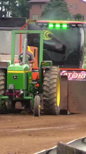 This has to be the biggest roll bar I've seen?! What about you? #johndeere #tractorpulling #farmstock | Farm Stock Tractor Pullers
