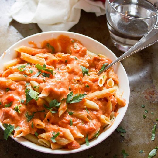 Creamy, dreamy, VEGAN vodka sauce!! Recipe: https://www.connoisseurusveg.com/vegan-vodka-sauce/ | Connoisseurus Veg