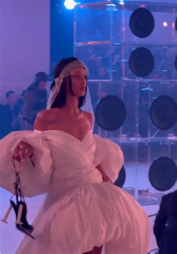 Bella Hadid walks Off-White Fall Winter 2022 runway