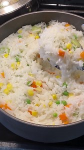 Arroz con Vegetales Mixtos fácil y rápido de preparar ideal para acompañar cualquier platillo. Ingredientes 2 Tazas arroz4 Tazas agua2 Tazas vegetales (zanahoria,chicharito, habas)1 Cucharada mantequilla1 Cucharada aceite1 Cucharada ajo en polvoSal al gusto. #recetas #elmenudelupita #homemadefood #comidahechaencasa #comidasaludable #fbreels #reelsfb #fyp #fypシ゚ | El Menu de Lupita