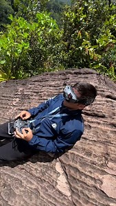 This is how I filmed the world’s tallest waterfall! Some of you may have seen this shot, but I wanted to show you where I recorded it from. I found this comfortable place facing the cliff to keep the signal strong Memories of one of my greatest adventures with @danielillescas @forestbakker @umilesgroup Drone: Frame 7inch Motors @tmotorfpv F90 1300kv Stack @tmotorfpv_team F7 F55 @djiglobal G2 strap by @xhelixfpv Waterproof by @kotking @filmmakersworld #fpv #dive #waterfall #saltoangel #drone #dro