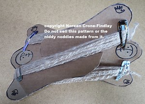 How to Make a Niddy Noddy from Cardboard to Wind Skeins