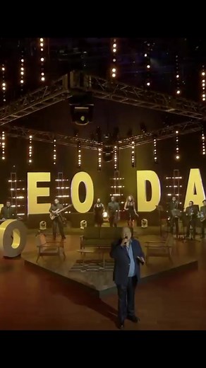 Leo Dan y Rubén Albarrán - Cómo Te Extraño: Letra, Música en Vivo