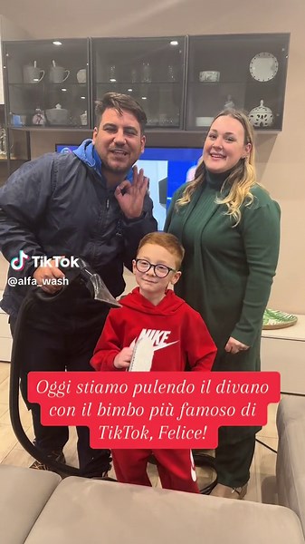 Pulizia Divano con il Bimbo Più Famoso di TikTok