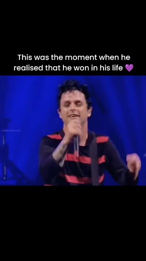The smile on his face 💜 . #greenday #boulevardofbrokendreams #concert #crowdsinging #crowd #lovesongs #oldsongs #liveperformance #livesinging #basicallymusic | Basicallymusic